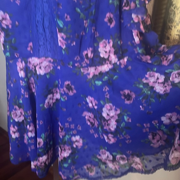 Torrid Top Blue Floral Short Sleeve Lace Trim/ Peplum NWOT Sz 5 - Picture 3 of 13